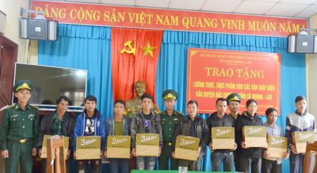 Tặng quà nhân dân 3 bản giáp biên của Lào