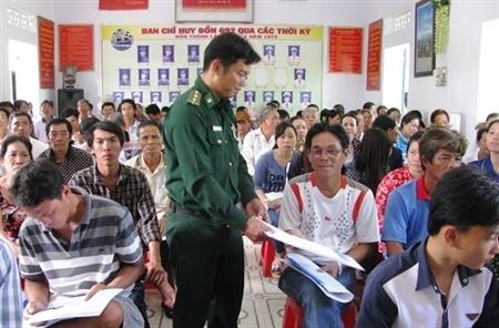 BĐBP Cà Mau phối hợp nâng cao kiến thức về biển đảo cho ngư dân