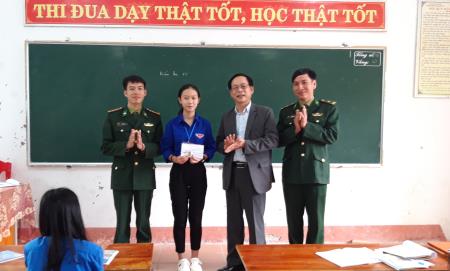 Đại tá Nguyễn Hòa Văn trao tặng 12 triệu đồng cho 2 em học sinh nghèo