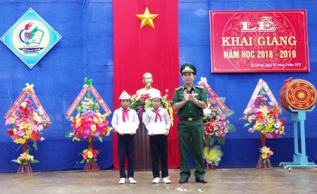 Trao học bổng “Nâng bước em tới trường” nhân dịp khai giảng năm học mới