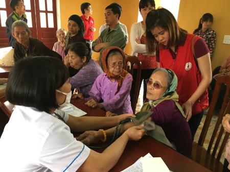 Khai trương Gian hàng Chữ thập đỏ và khám chữa bệnh cho người nghèo