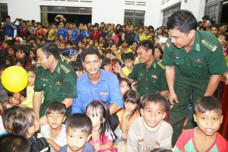 Ấm áp Đêm hội Trăng Rằm biên giới Ia Pnôn