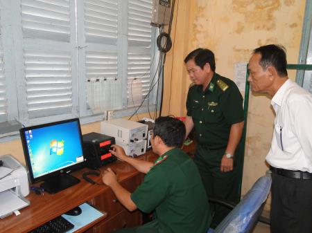Liên đoàn Lao động tỉnh Sóc Trăng tặng thiết bị thông tin liên lạc với ngư dân