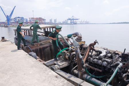 ​Trục vớt phương tiện bị "cát tặc" nhấn chìm