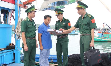 Nâng cao nhận thức pháp luật cho cán bộ, nhân dân vùng biên giới, hải đảo