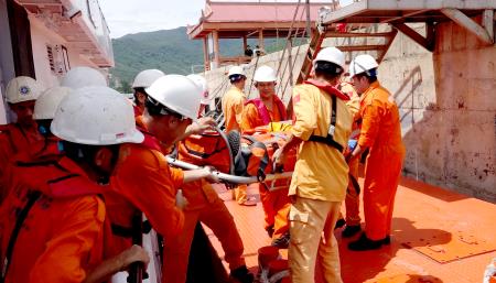 Kịp thời cứu nạn thuyền viên người nước ngoài trên khu vực vùng biển Hoàng Sa