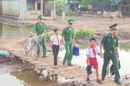Lực lượng nòng cốt trong thực hiện Chương trình “Nâng bước em tới trường”