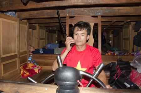 Cờ Tổ quốc giữa trùng khơi