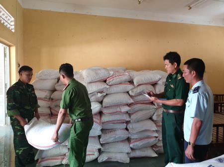 Liên tiếp bắt 2 vụ buôn lậu, thu giữ gần 10 tấn đường