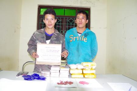 Bắt 2 đối tượng người Lào, thu 30.000 viên ma túy tổng hợp và 10 bánh heroin
