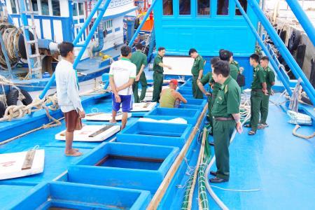 Báo động tình trạng buôn lậu xăng dầu trên vùng biển Sóc Trăng