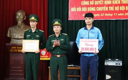 Khen thưởng Đội bóng chuyền trẻ BĐBP đoạt Cúp Vô địch Giải bóng chuyền trẻ toàn quốc 2019