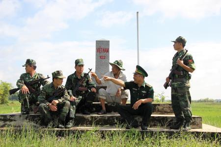 Ông Ba Nghĩa “ăn, ngủ” với đường biên