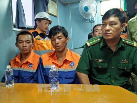 Cứu 2 thuyền viên rơi xuống biển trong mưa bão