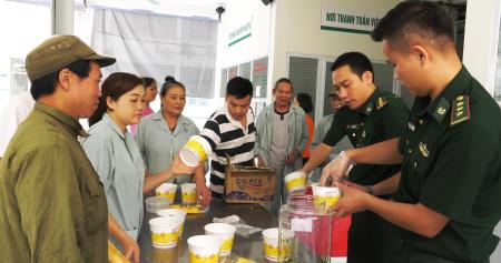 Lào Cai: Chương trình "Bát cháo tình thương" cho bệnh nhân nghèo