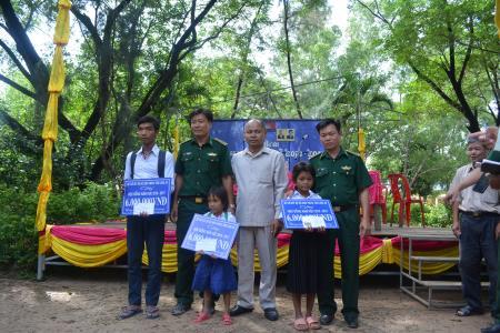 Thắm tình hữu nghị qua chương trình "Nâng bước em tới trường"