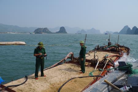 BĐBP Quảng Ninh bắt 2 tàu vận chuyển cát, than trái phép