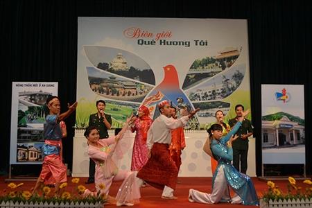 Biểu diễn văn nghệ phục vụ cán bộ, nhân dân biên giới An Giang