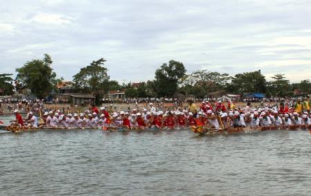 Giải đua thuyền truyền thống mở rộng tỉnh Quảng Bình năm 2016