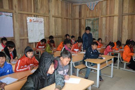 Nghị lực đáng khâm phục của cô học trò nhỏ
