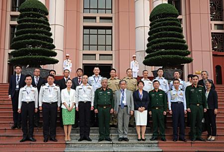 Đoàn Sỹ quan Bộ Quốc phòng Nhật Bản thăm Việt Nam