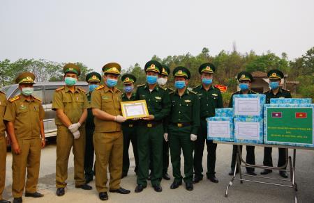 Trao đổi tình hình phòng, chống dịch Covid-19 với lực lượng bảo vệ biên giới Lào