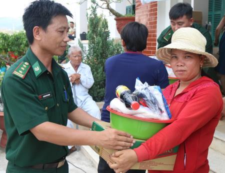 Làm việc nghĩa với dân vùng đảo