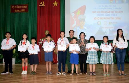 Trao học bổng Vừ A Dính cho con em cán bộ BĐBP Cà Mau