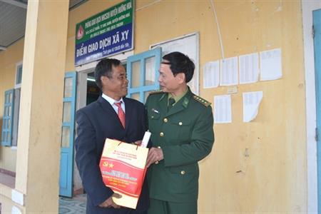“Chở” nghĩa tình trên dòng sông biên giới