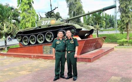 Một xe cũng tấn công, một người cũng chiến đấu