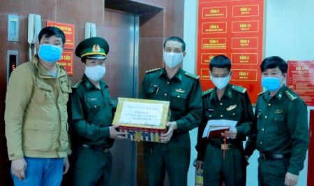 Tòa soạn Báo Biên phòng chuyển giao vật tư y tế phòng, chống dịch Covid-19