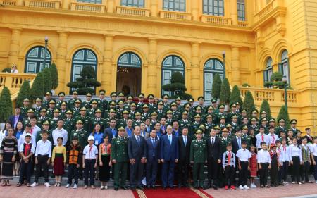 Chủ tịch nước gặp mặt, biểu dương các thầy giáo quân hàm xanh