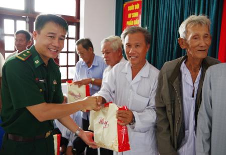 Cà Mau: Khám bệnh, cấp phát thuốc và tặng quà cho 200 hộ gia đình chính sách