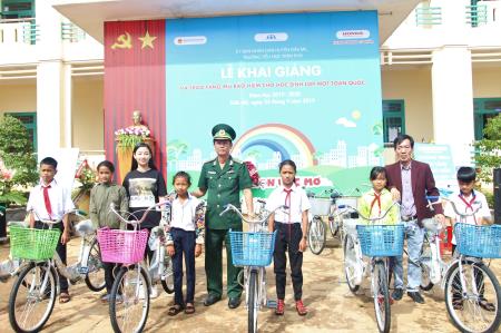 BĐBP Đắk Nông và Báo Biên phòng tặng quà cho học sinh nghèo biên giới