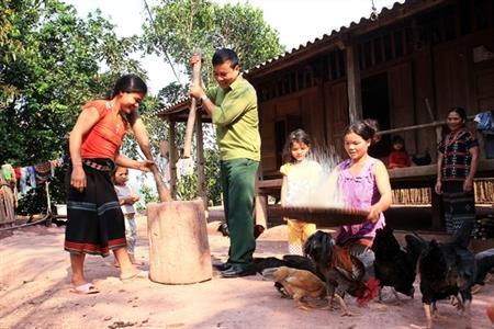 Đưa Tết về bản làng biên giới