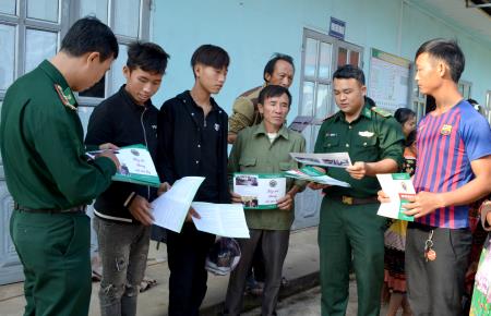 Khám bệnh, cấp phát thuốc và tuyên truyền pháp luật cho nhân dân xã biên giới Ma Thì Hồ