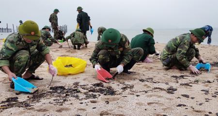 Thu gom dầu loang của tàu biển Thái Lan bị chìm trên biển Hà Tĩnh