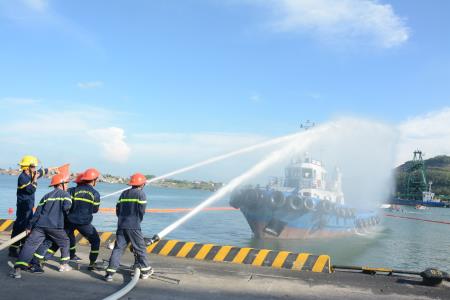 BĐBP Thanh Hóa diễn tập khắc phục sự cố tràn dầu trên biển