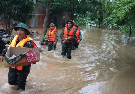 Hơn 10 giờ đẫm mình trong lũ cứu dân