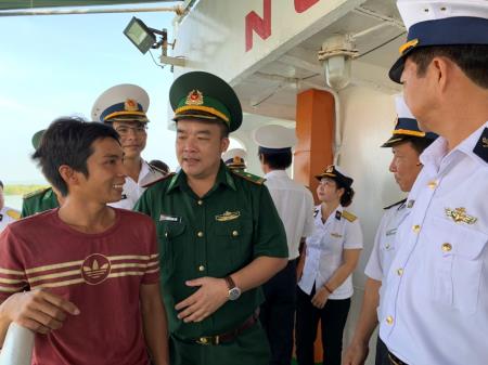 Kịp thời cứu 6 ngư dân gặp nạn ngoài quần đảo Trường Sa