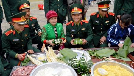 Gói bánh chưng xanh tặng người nghèo ăn Tết