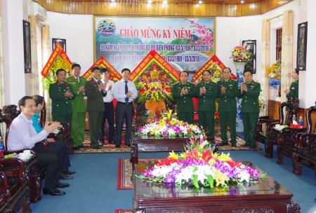Lãnh đạo các tỉnh biên giới thăm, tặng quà, chúc mừng các đơn vị Biên phòng