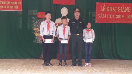 Tưng bừng ngày khai giảng của học sinh vùng lũ Na Mèo