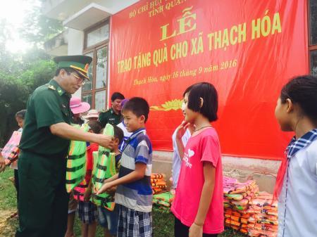 BĐBP Quảng Bình: Hỗ trợ đò ngang và phao cứu sinh cho học sinh Thạch Hóa