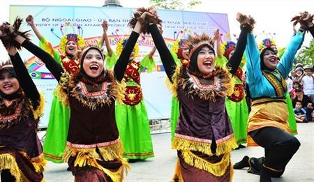 Nhịp cầu bè bạn 5 châu