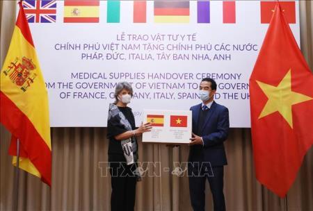 Việt Nam tặng hơn nửa triệu khẩu trang kháng khuẩn hỗ trợ các nước châu Âu chống dịch COVID-19
