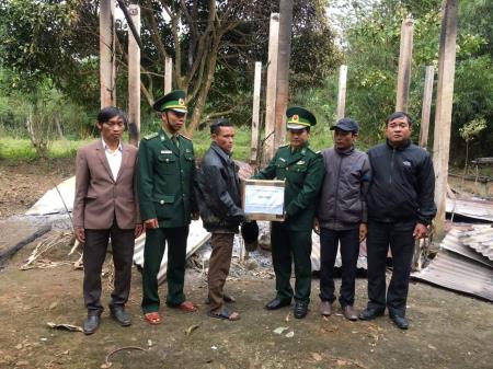 Đồn Biên phòng Cù Bai giúp đỡ gia đình bị hỏa hoạn