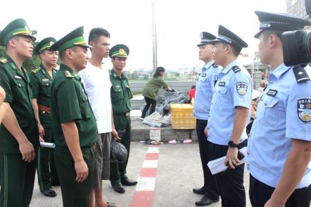 Bàn giao ngư dân Trung Quốc gặp nạn trên vùng biển Việt Nam