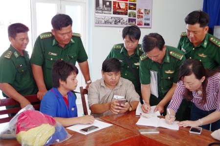 BĐBP Bạc Liêu tiếp nhận người nước ngoài bị nạn trên biển