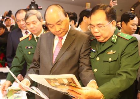 Thủ tướng Nguyễn Xuân Phúc cắt băng khai mạc Hội Báo toàn quốc 2019